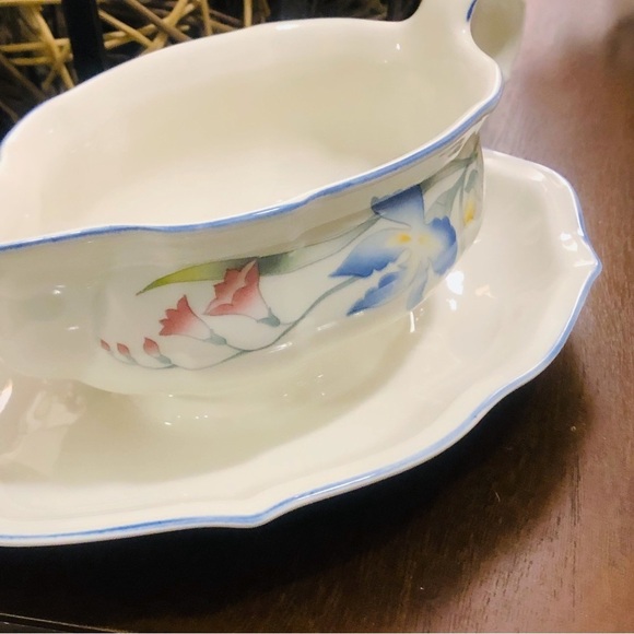 Villeroy & Boch Riviera Gravy/Sauce Boat With Attached Base Plate - Picture 7 of 9
